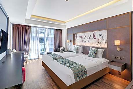 Suite Twin with Pool Access