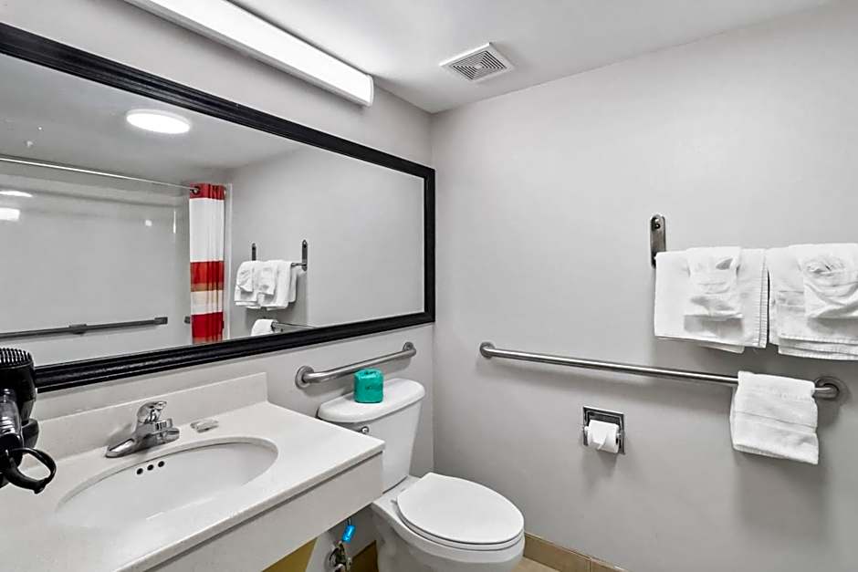 Red Roof Inn & Suites Fayetteville-Fort Bragg