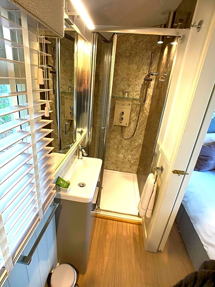 Luxury Shepherds Hut with Superb Views & Fire Pit & walking distance to a superb Gastro Pub