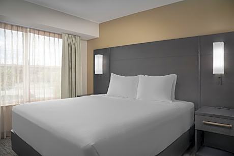 One-Bedroom Queen Suite with Sofa Bed - Hearing Accessible