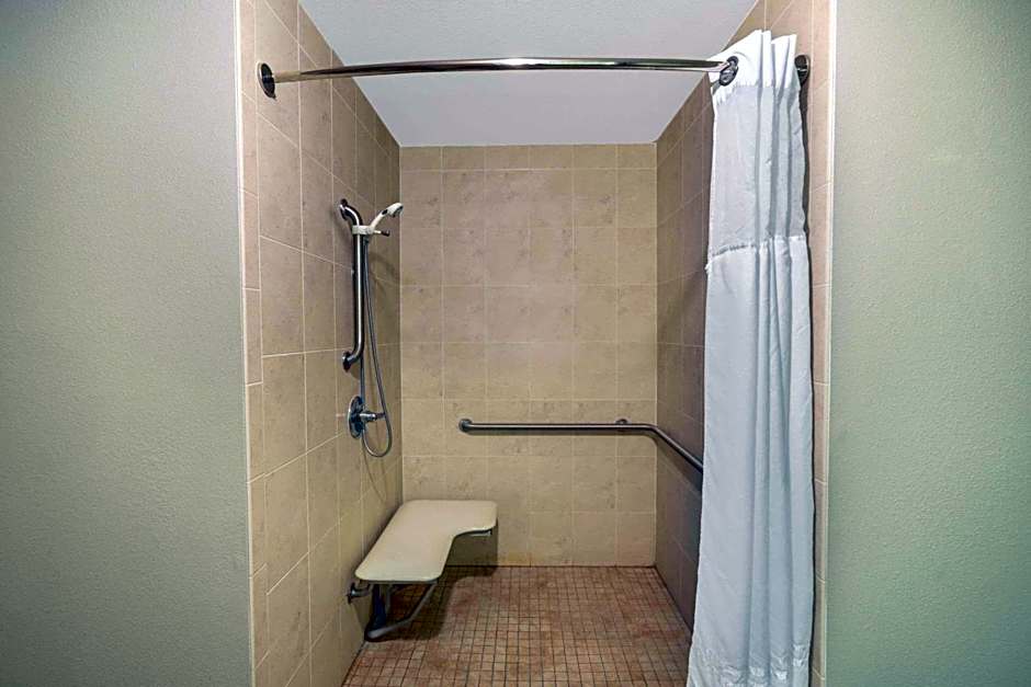 La Quinta Inn & Suites by Wyndham Albany Airport