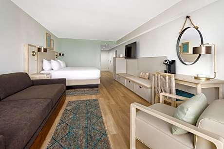 1 King Bed With Trundle And Gulf Frnt Balcony