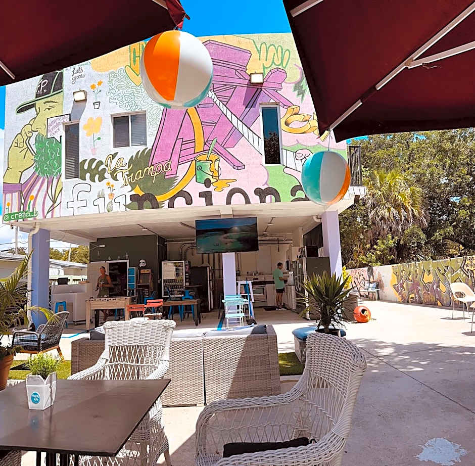 Atrium Hostel Design District