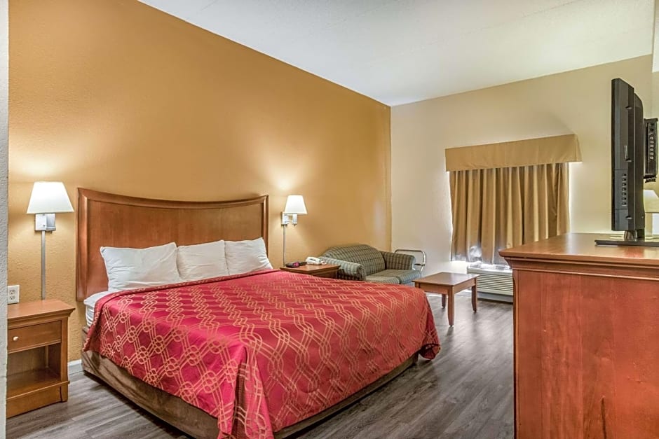 Econo Lodge Inn & Suites Marietta