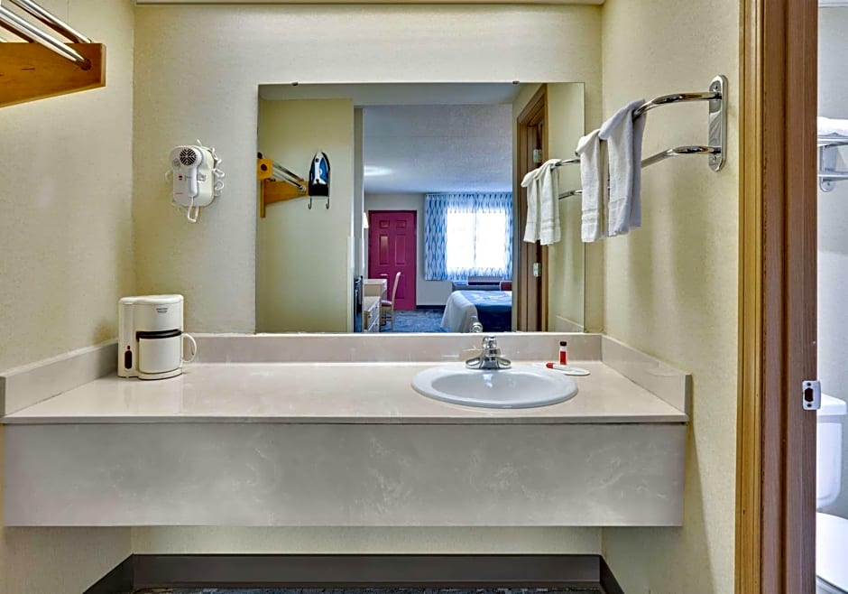 Days Inn & Suites by Wyndham Bentonville