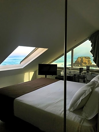 Small Loft with Spa Bath and Sea View