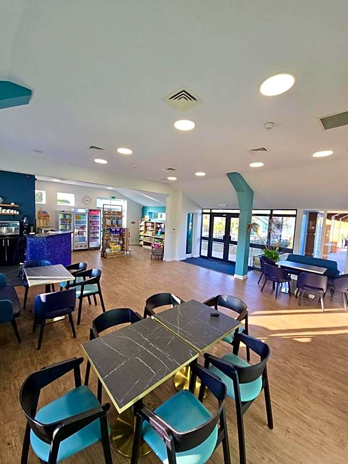 A short walk to Par Beach & coastal paths, On-site facilities. Pets welcome