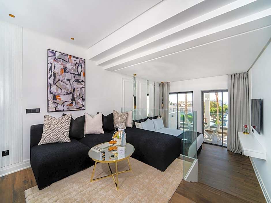 Petit Palace Suites Hotel