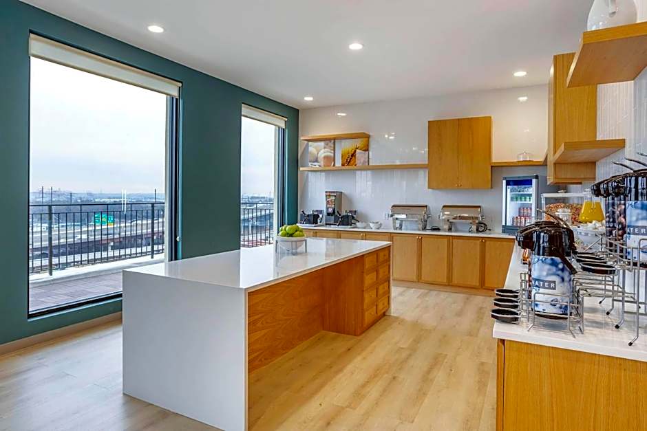 Comfort Inn & Suites Newark Liberty International Airport