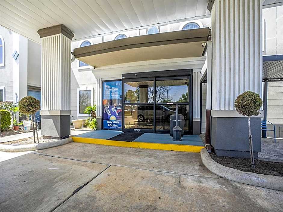 Days Inn & Suites by Wyndham Webster NASA-ClearLake-Houston