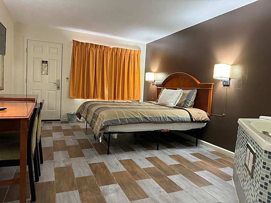 Country Club Inn & Suites