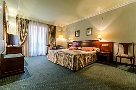 Family Room (2 Adults + 1 Child)