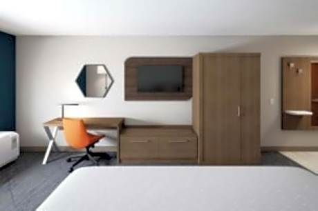 Queen Room with Two Queen Beds and Mobility Accessible Bathtub