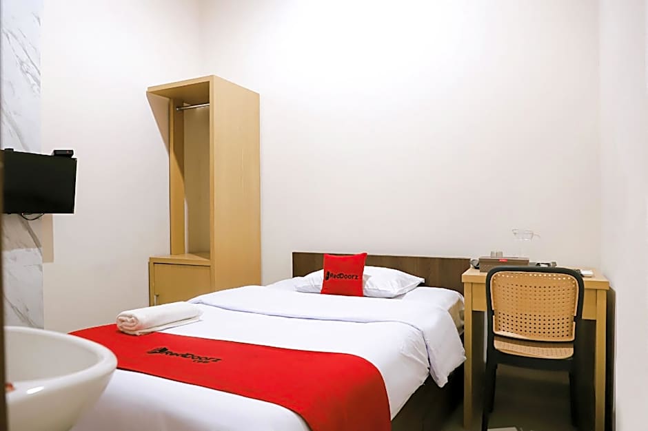 RedDoorz Syariah near Exit Toll Subang