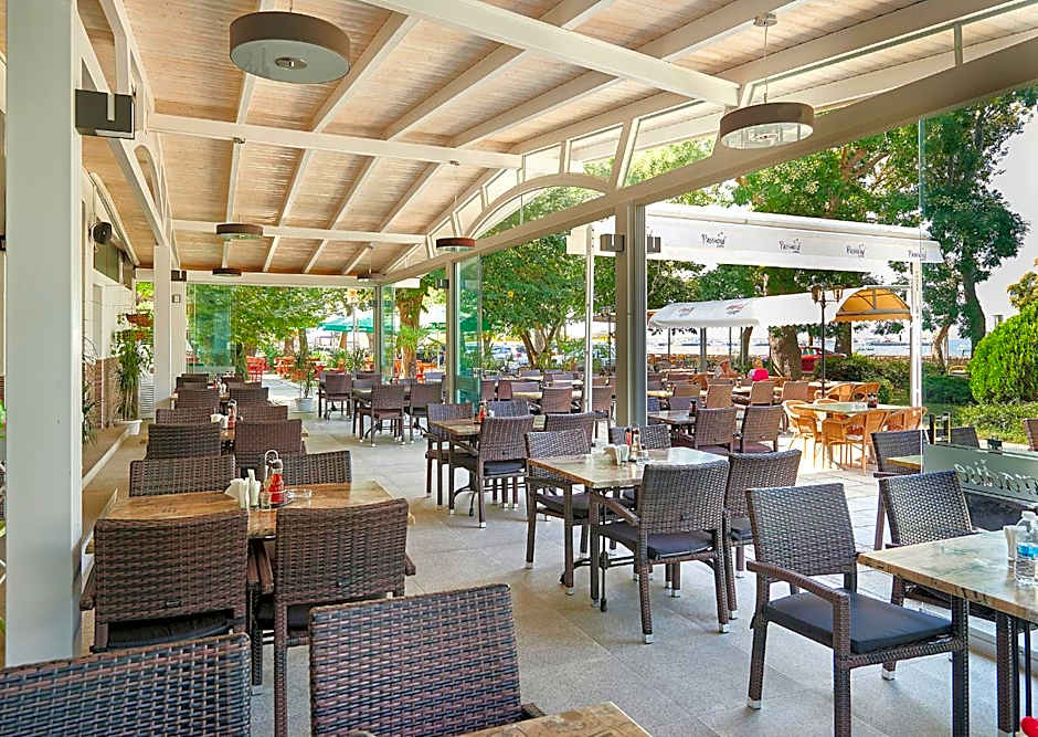 Paradise Hotel & Relax Center