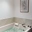 Maison 1634 - Parking, petit-dejeuner compris, proche centre, climatisation, piscine