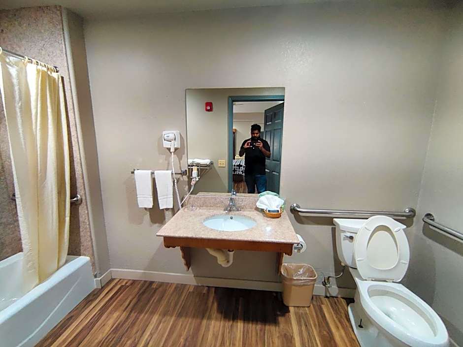 Regency Inn & Suites By Capital O Houston IAH Airport