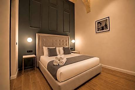 Double Room with window facing internal Courtyard 2