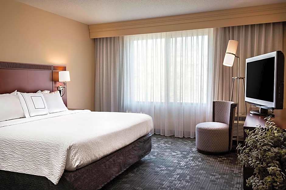 Courtyard by Marriott Kansas City Shawnee