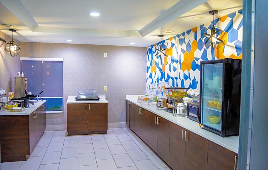 La Quinta Inn & Suites by Wyndham Fayetteville I-95
