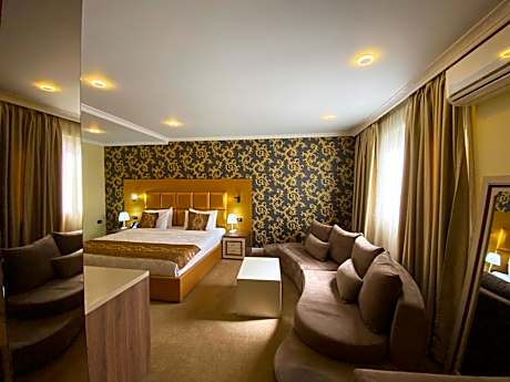 Deluxe Suite with Spa Bath