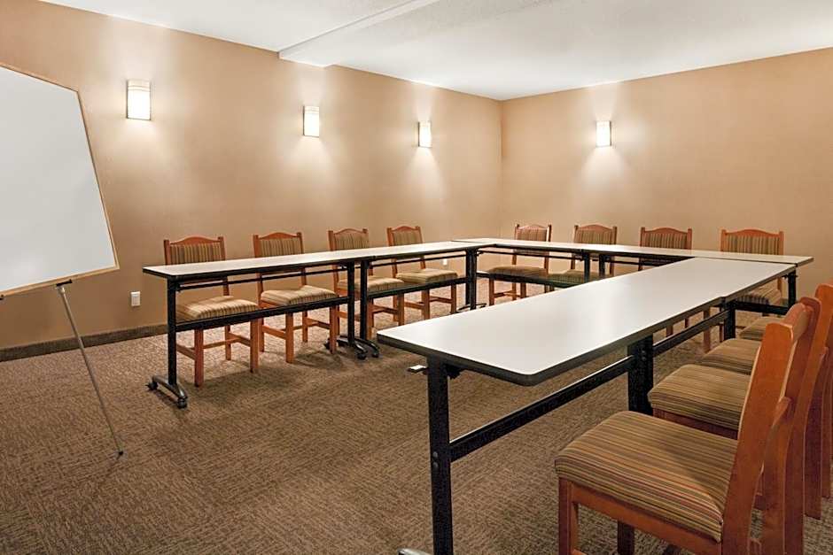 Days Inn & Suites by Wyndham Cochrane