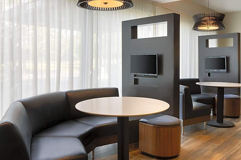 Courtyard by Marriott Edison Woodbridge