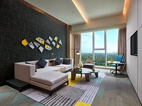 One-Bedroom Suite with Dining and Meeting Area