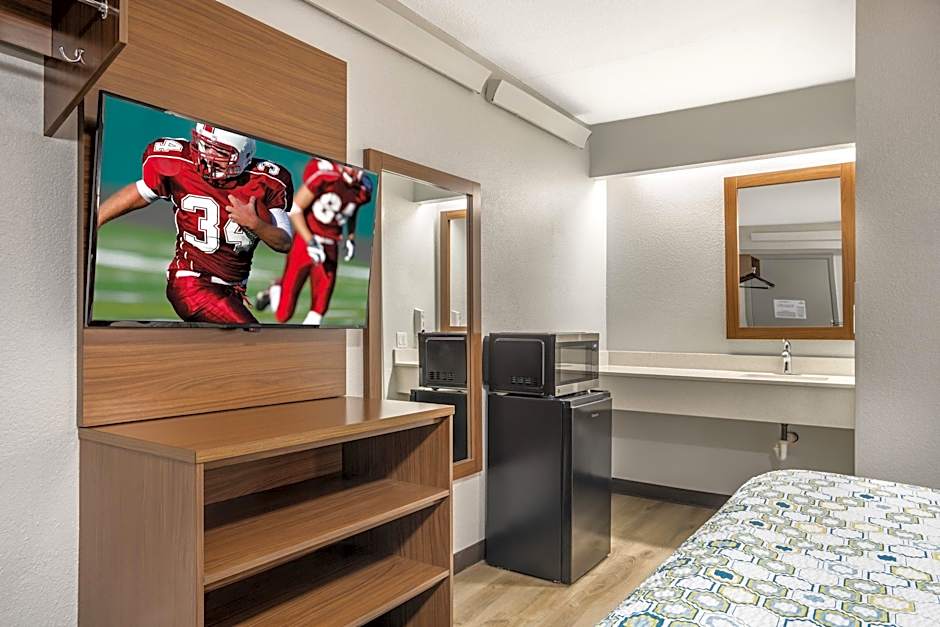 HomeTowne Studios by Red Roof Greenville