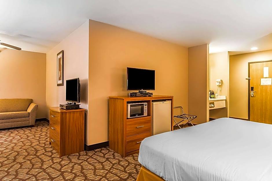 Quality Inn & Suites Chesterfield Village