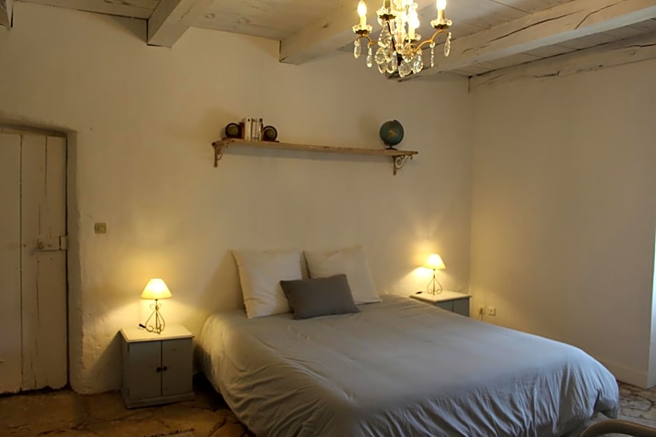 Les Romarins B&B, 10 min d'Uzès, piscine et grand jardin, Table d'hôte