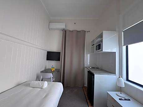 Cliveden Single With Shared Bathroom & A/C