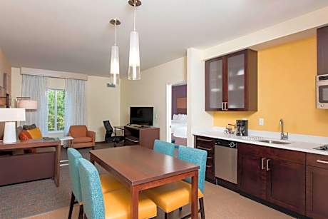 One-Bedroom Queen Suite