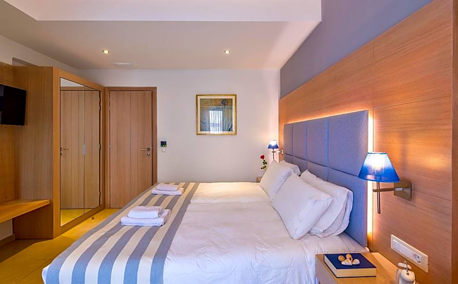 Leonidas Hotel & Apartments