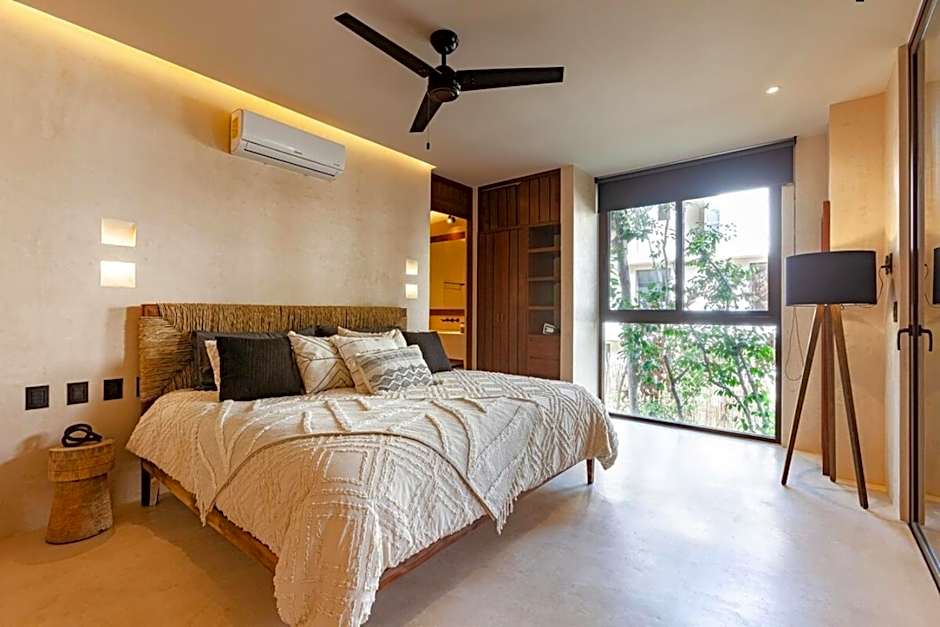Luxe Jungle Apt 10min To Beach Hot Tub King