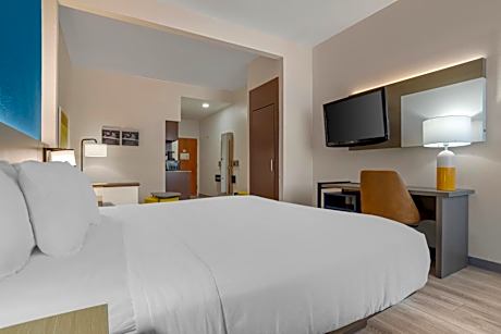 Superior King Suite with Whirlpool - Non-Smoking