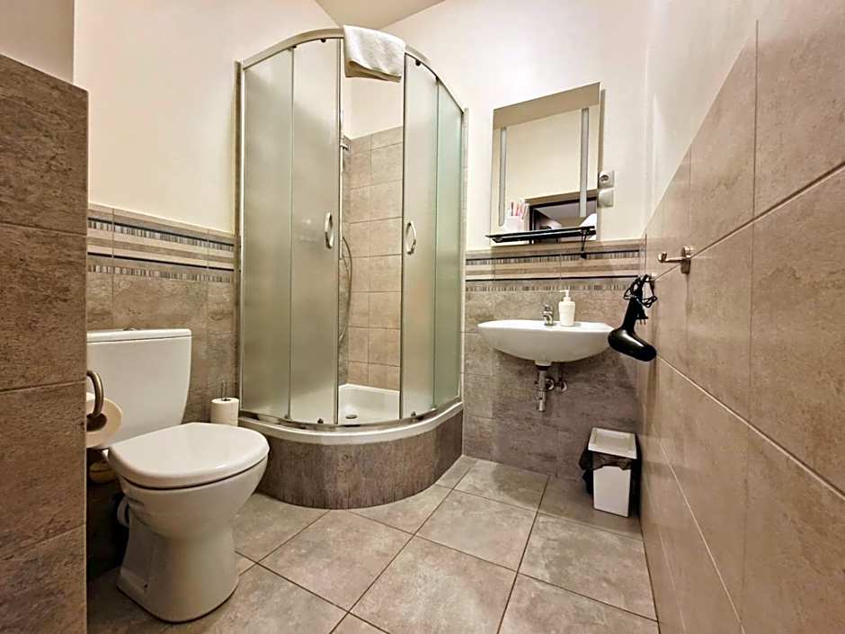 Hostel Helvetia - Private Rooms in City Center