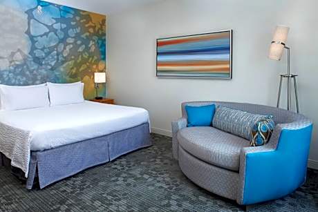 King Suite with Sofa Bed and Adapted Tub – Mobility Accessible