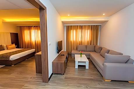 Land View Senior Suite