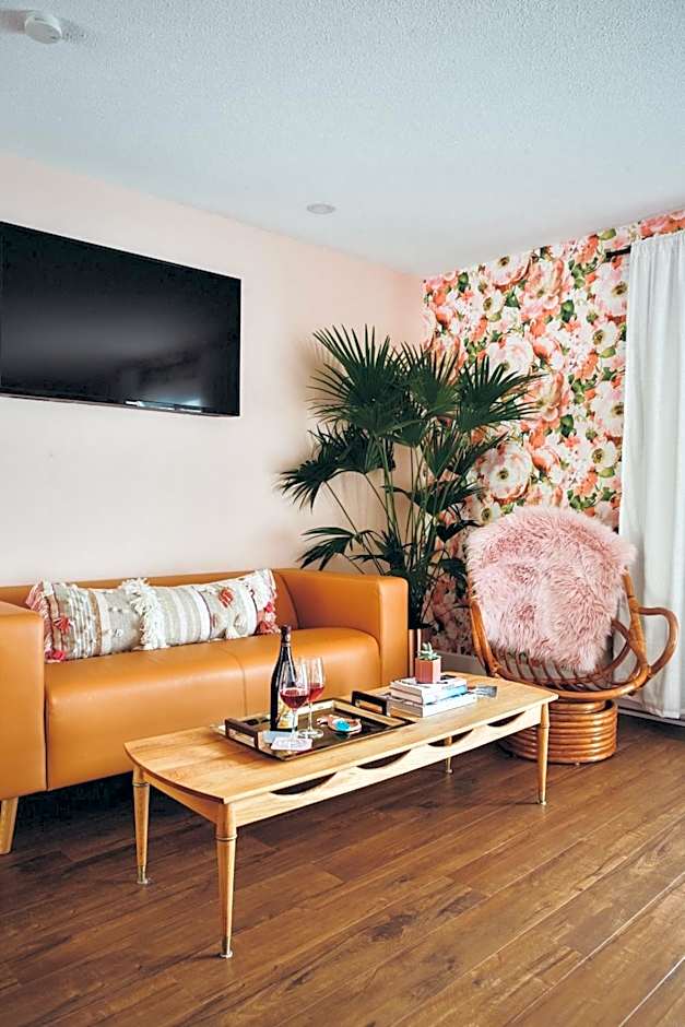 The June Motel, Prince Edward County