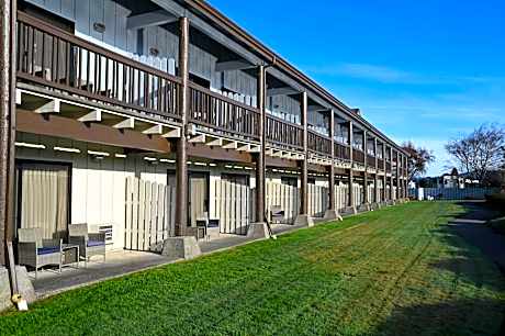 Edgewater Inn and Suites, an Ascend Collection Hotel