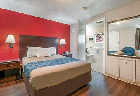 Queen Room - Accessible/Nonsmoking