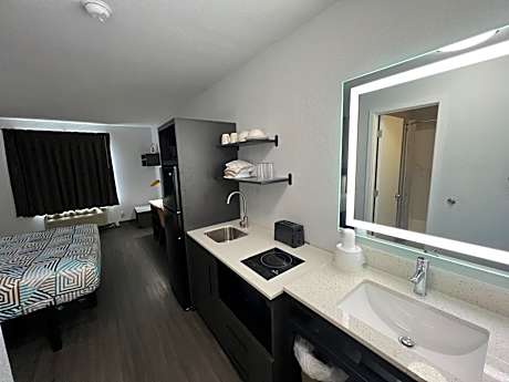 Standard Queen Room - Non-Smoking