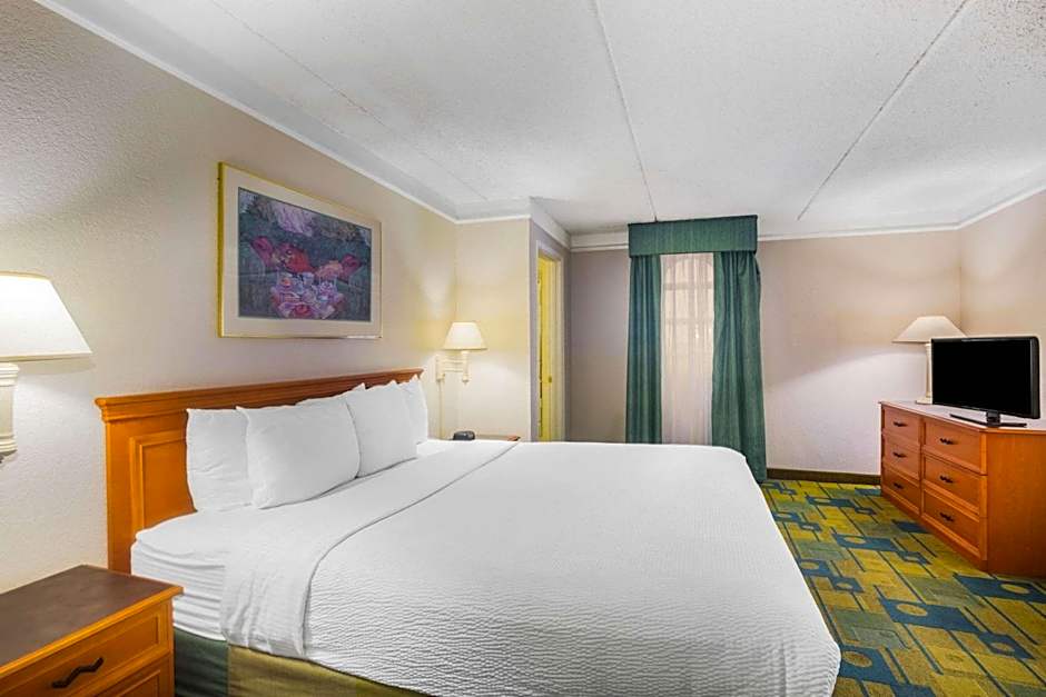 Super 8 by Wyndham Eagle Pass