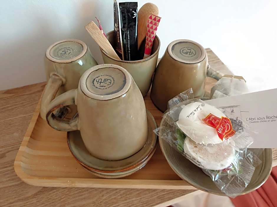 Chambres d'Hôtes et Gîtes- L'Abri sous Roche