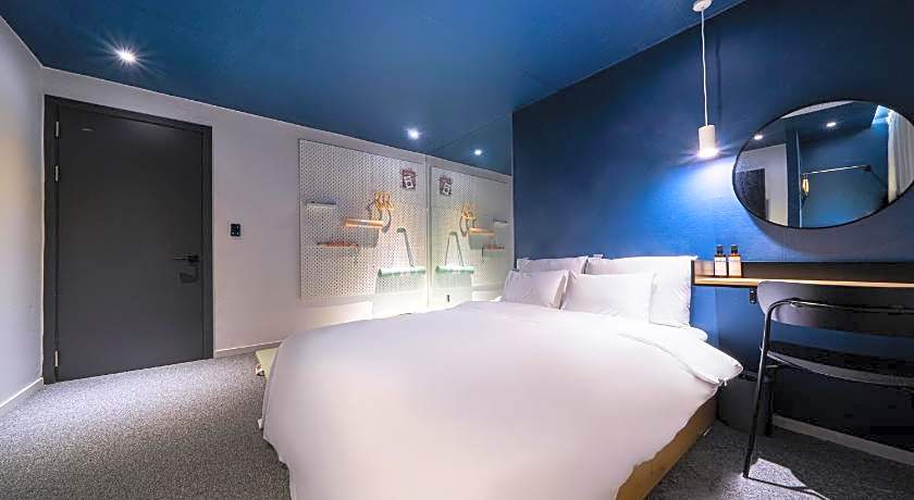 Croissant Hotel Guri by AanK