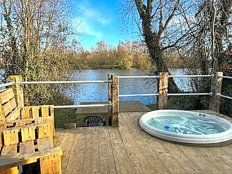 Willow 3 Lakeside Hot Tub