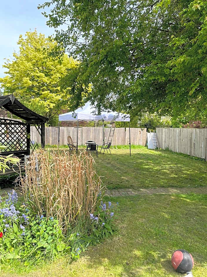 Hollybush Guest House