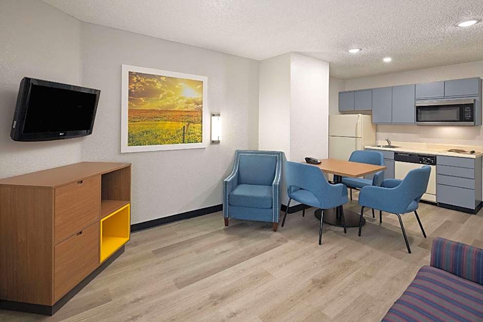 Days Inn & Suites by Wyndham Green Bay WI.