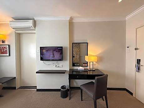 M Space Deluxe King Room